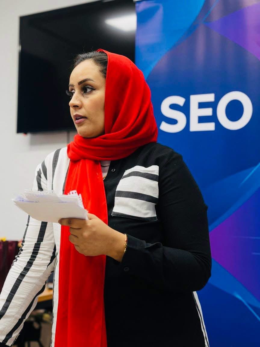 سارة فاضل تتحدث في ورشة عمل